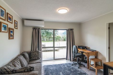 Photo of property in 4 Chilton Drive, Paraparaumu, 5032