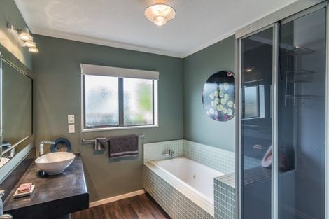 Photo of property in 4 Chilton Drive, Paraparaumu, 5032