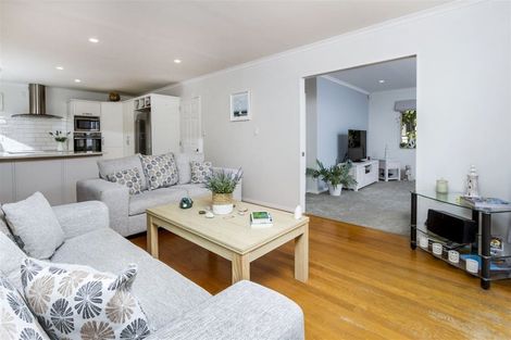 Photo of property in 2/46 Heathcote Road, Castor Bay, Auckland, 0620