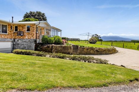 Photo of property in 1904 South Road, Kaupokonui, 4678