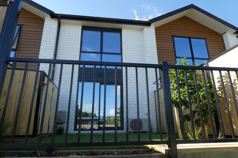 Photo of property in 4/172 Don Buck Road, Massey, Auckland, 0614