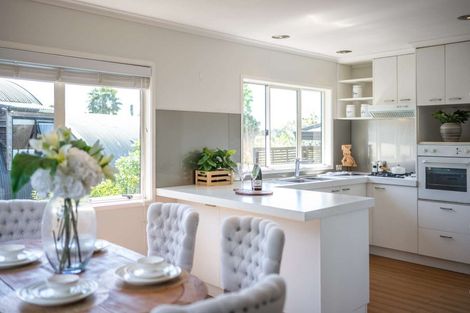 Photo of property in 30a Colmar Road, Mellons Bay, Auckland, 2014