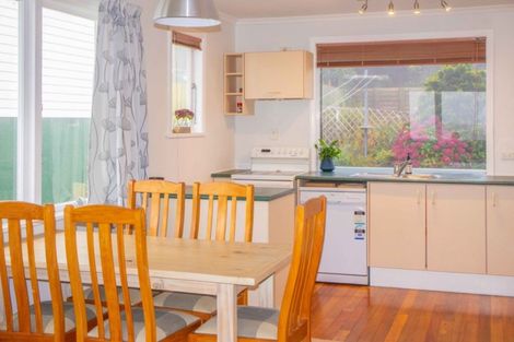 Photo of property in 20 Cotswold Crescent, Newlands, Wellington, 6037