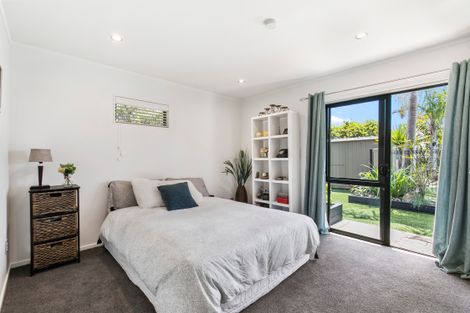 Photo of property in 21 Sartors Avenue, Northcross, Auckland, 0630