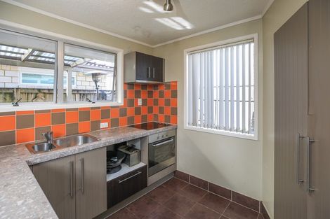 Photo of property in 12 Burrows Place, Frankton, Hamilton, 3204