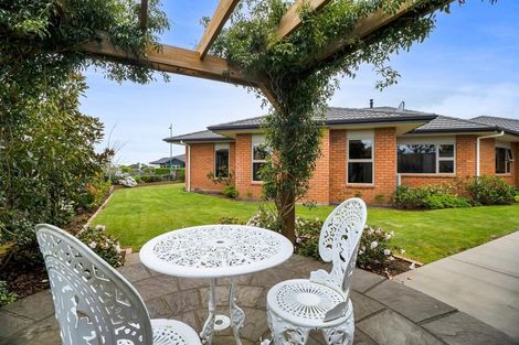 Photo of property in 2 Manurau Crescent, Merrilands, New Plymouth, 4312