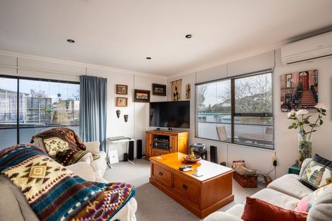 Photo of property in 7 Warren Place, Frankleigh Park, New Plymouth, 4310