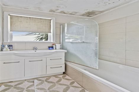 Photo of property in 16 Courtenay Crescent, Mangere East, Auckland, 2024