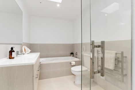 Photo of property in 84 Hobsonville Point Road, Hobsonville, Auckland, 0616