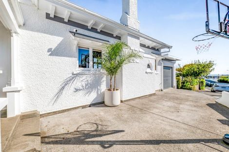 Photo of property in 6 Ridge Lane, New Plymouth, 4310