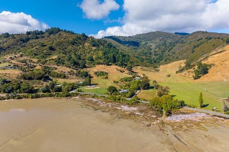 Photo of property in 948 Queen Charlotte Drive, Linkwater, Picton, 7281