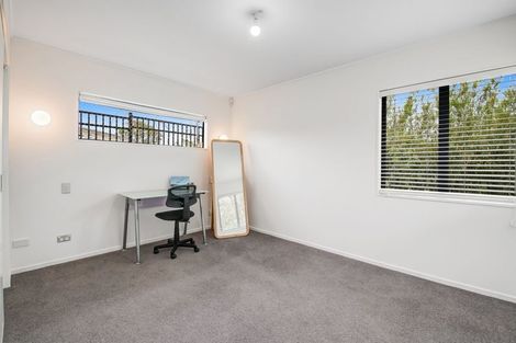 Photo of property in 2/20 Tawavale Crescent, Totara Vale, Auckland, 0629