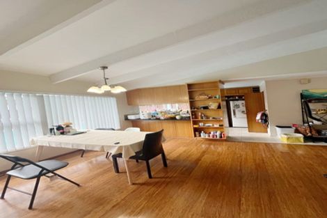 Photo of property in 12 Holdaway Avenue, Northcote, Auckland, 0627