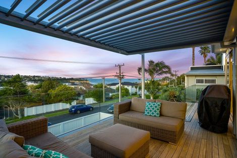 Photo of property in 15 Beechwood Road, Rothesay Bay, Auckland, 0630