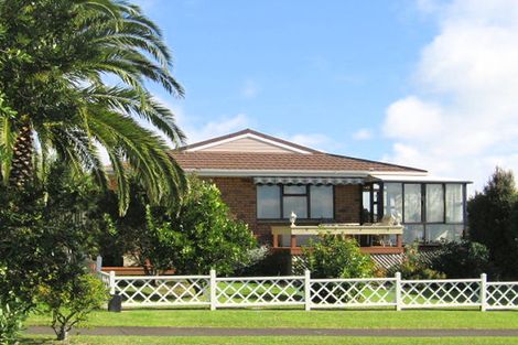 Photo of property in 17 Halldene Terrace, Red Beach, 0932