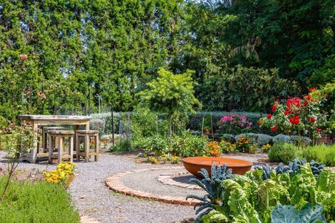 Photo of property in 48 Kairau Road West, Sentry Hill, New Plymouth, 4373