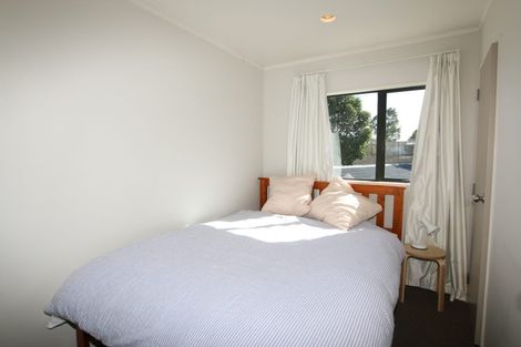 Photo of property in 2/29 Beaudine Avenue, Glenfield, Auckland, 0629