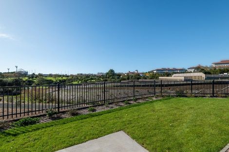 Photo of property in 3/7 Parapara Place, Albany, Auckland, 0632
