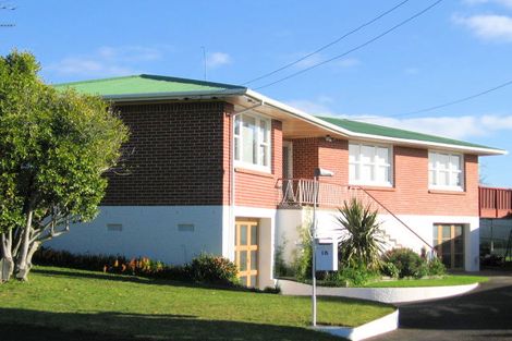 Photo of property in 18 Renwick Street, Papakura, 2110