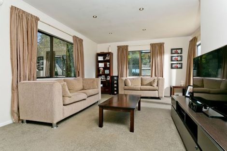 Photo of property in 2/12 Remus Place, Totara Vale, Auckland, 0629