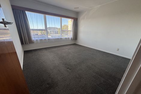 Photo of property in 3/2 Longbill Place, Glendene, Auckland, 0602