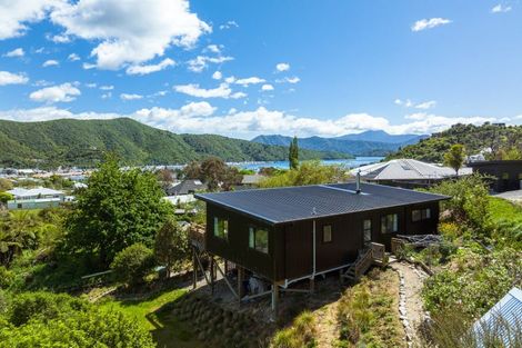 Photo of property in 30 Waimarama Street, Waikawa, Picton, 7220