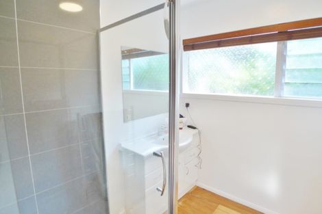 Photo of property in 15 Woodcote Drive, Glenfield, Auckland, 0629