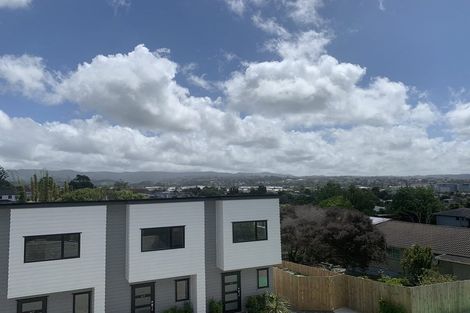 Photo of property in 2/6 South Pacific Place, Henderson, Auckland, 0612