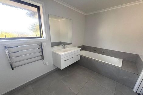 Photo of property in 5 Rewarewa Way, Timberlea, Upper Hutt, 5018