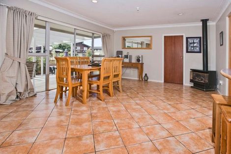 Photo of property in 5 Kurnell Drive, Botany Downs, Auckland, 2010