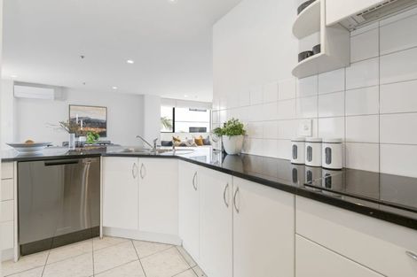 Photo of property in 4a/171 Hurstmere Road, Takapuna, Auckland, 0622