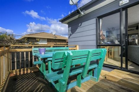 Photo of property in 2/7 Barbados Drive, Unsworth Heights, Auckland, 0632