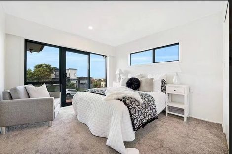 Photo of property in 1 Glen Vista Place, Bayview, Auckland, 0629