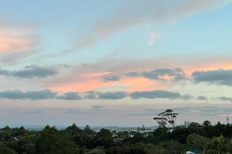 Photo of property in 15 Mcdowell Crescent, Hillcrest, Auckland, 0627