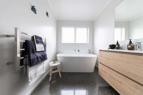 Photo of property in 32 Te Piriti Road, One Tree Point, 0118