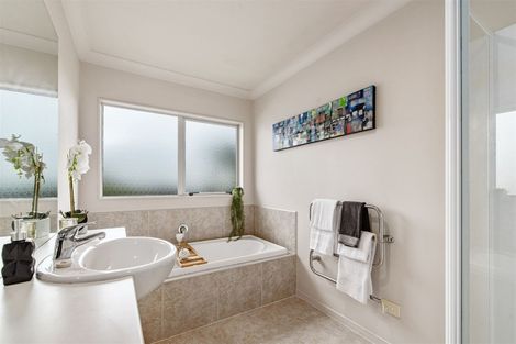 Photo of property in 22 Rising Parade, Fairview Heights, Auckland, 0632