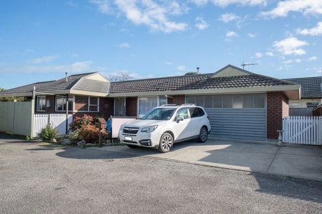 Photo of property in 8 Edgecombe Court, Roslyn, Palmerston North, 4414