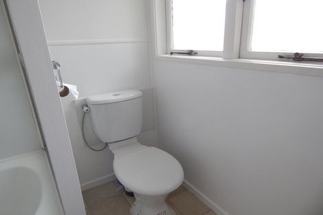 Photo of property in 2/124 Te Atatu Road, Te Atatu South, Auckland, 0610