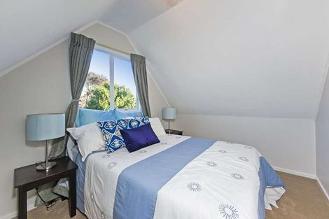 Photo of property in 2 Caspian Close, New Lynn, Auckland, 0600