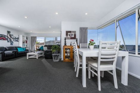 Photo of property in 2/133 Carlisle Road, Northcross, Auckland, 0632