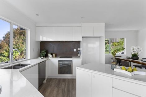 Photo of property in 2/9 Colmar Road, Mellons Bay, Auckland, 2014
