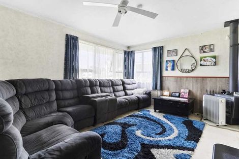Photo of property in 2 Kirton Crescent, Manurewa, Auckland, 2102