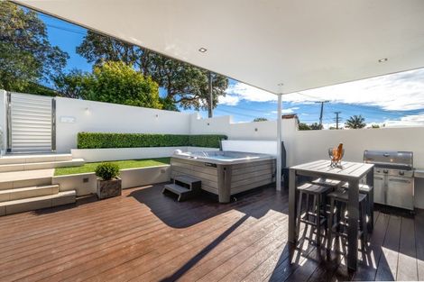 Photo of property in 33 Luplau Crescent, Cockle Bay, Auckland, 2014