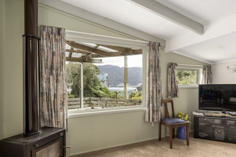 Photo of property in 19 Sandy Bay Road, Black Rock, Picton, 7282