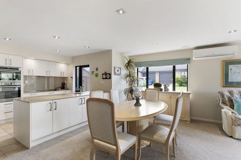 Photo of property in 58 Royalle Mews, Botany Downs, Auckland, 2010