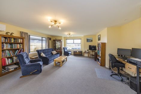 Photo of property in 5 Sardinia Grove, Fitzherbert, Palmerston North, 4410