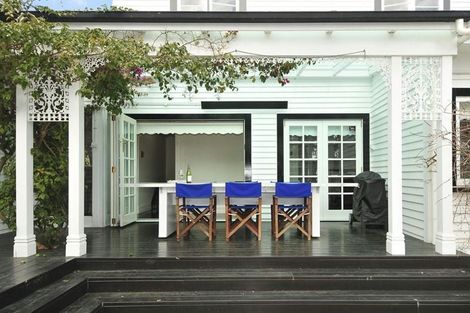 Photo of property in 18 Nikau Street, Eastbourne, Lower Hutt, 5013