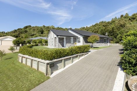 Photo of property in 18 Ellesmere Close, Pyes Pa, Tauranga, 3112