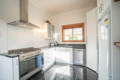 Photo of property in 18 Kingswood Street, Takaro, Palmerston North, 4412
