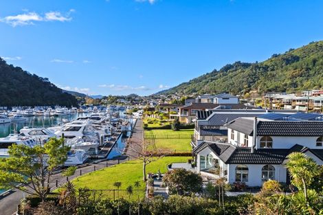 Photo of property in 37 Waikawa Road, Picton, 7220